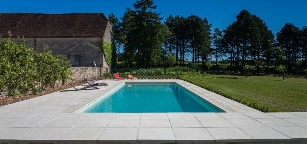 Normande des Eaux - piscine avec maison ancienne